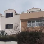 Kike Apartment Split