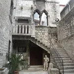 Kike Apartment Split